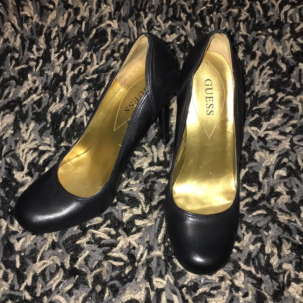 GUESS Black Round Toe Pumps